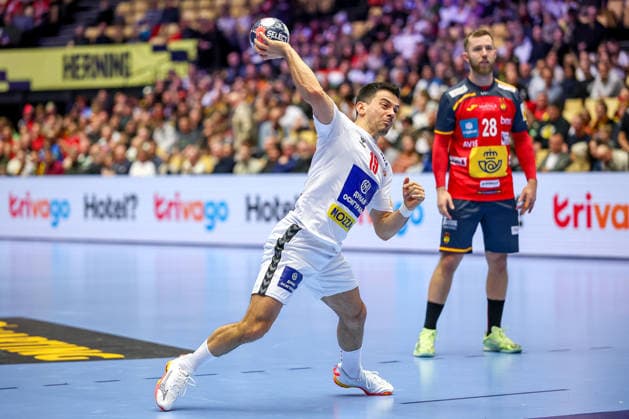 15 01 2026, Handball, Men s EHF EURO 2026, Spain Serbia, Jyske Bank Boxing in Herning, Denmark, Preliminary Round seven-meter throw Nemanja Ilic Serbia 19 Denmark
