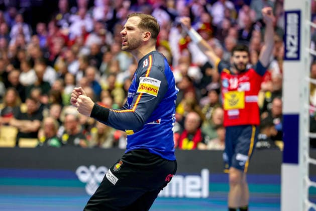 15 01 2026, Handball, Men s EHF EURO 2026, Spain Serbia, Jyske Bank Boxing in Herning, Denmark, Preliminary Round Sergey Hernandez Ferrer Espania 25 cheering Denmark