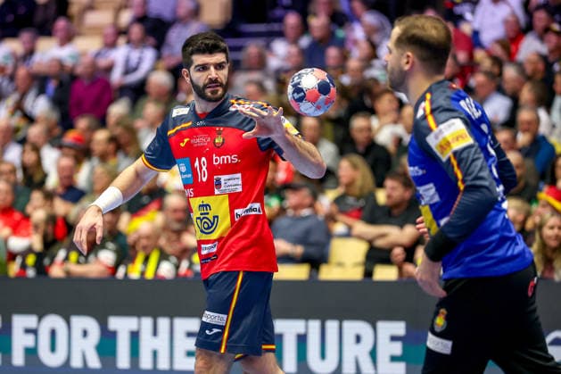 15 01 2026, Handball, Men s EHF EURO 2026, Spain Serbia, Jyske Bank Boxing in Herning, Denmark, Preliminary Round Imanol Garciandia Alustiza Espania 18 alongside Sergey Hernandez Ferrer Espania 25 Denmark