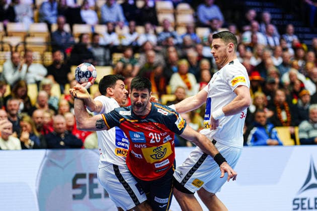 Abel Serdio Spain, 20 , Mijajlo Marsenic Serbia, 93 DEN, Spain vs Serbia, Handball, EHF European Championship 2026, Group A, Matchday 1, 15 01 2026 DEN, Spain vs Serbia, Handball, EHF European Championship 2026, Group A, Matchday 1, 15 01 2026 Herning Copyright: xEibner-Pressefoto MarcelxvonxFehrnx EP_MFN