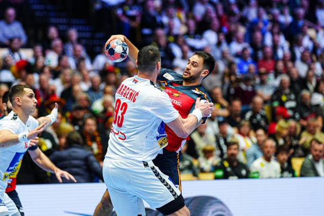 Mijajlo Marsenic Serbia, 93 , Agustin Casado Spain, 08 DEN, Spain vs Serbia, Handball, EHF European Championship 2026, Group A, Matchday 1, 15 01 2026 DEN, Spain vs Serbia, Handball, EHF European Championship 2026, Group A, Matchday 1, 15 01 2026 Herning Copyright: xEibner-Pressefoto MarcelxvonxFehrnx EP_MFN