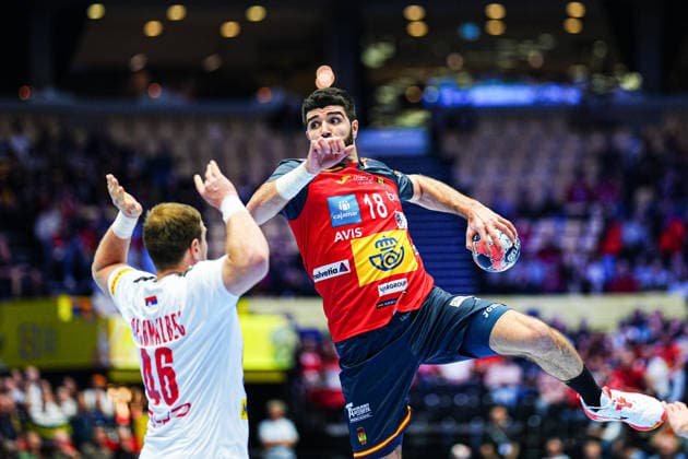 Throw Goal Imanol Garciandia Spain, 18 DEN, Spain vs Serbia, Handball, EHF European Championship 2026, Group A, Matchday 1, 15 01 2026 DEN, Spain vs Serbia, Handball, EHF European Championship 2026, Group A, Matchday 1, 15 01 2026 Herning Copyright: xEibner-Pressefoto MarcelxvonxFehrnx EP_MFN