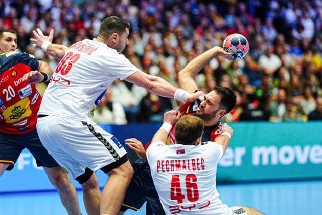 Mijajlo Marsenic Serbia, 93 , Ian Tarrafeta Spain, 09 , Dragan Pechmalbec Serbia, 46 DEN, Spain vs Serbia, Handball, EHF European Championship 2026, Group A, Matchday 1, 15 01 2026 DEN, Spain vs Serbia, Handball, EHF European Championship 2026, Group A, Matchday 1, 15 01 2026 Herning Copyright: xEibner-Pressefoto MarcelxvonxFehrnx EP_MFN