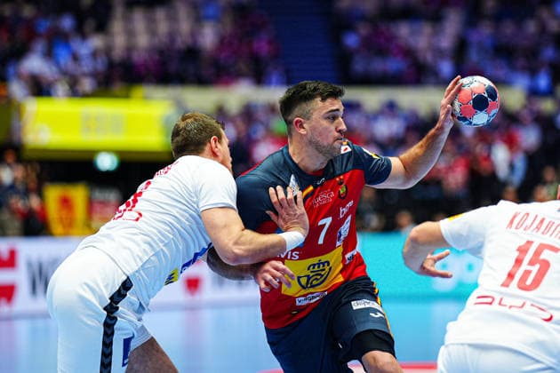 Dragan Pechmalbec Serbia, 46 , Jan Gurri Spain, 07 DEN, Spain vs Serbia, Handball, EHF European Championship 2026, Group A, Matchday 1, 15 01 2026 DEN, Spain vs Serbia, Handball, EHF European Championship 2026, Group A, Matchday 1, 15 01 2026 Herning Copyright: xEibner-Pressefoto MarcelxvonxFehrnx EP_MFN