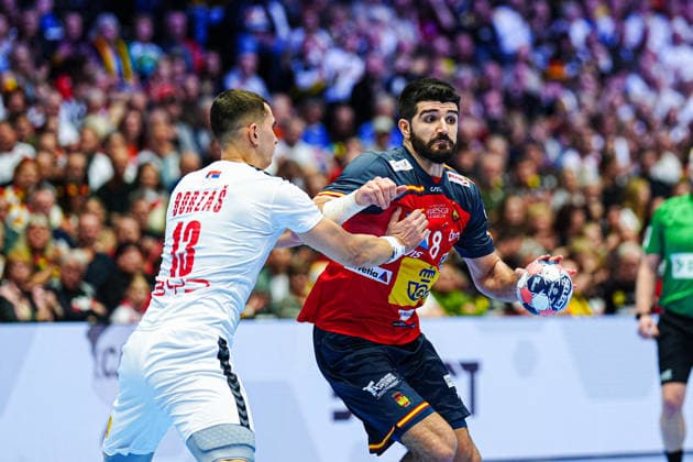 Uros Borzas Serbia, 13 , Imanol Garciandia Spain, 18 DEN, Spain vs Serbia, Handball, EHF European Championship 2026, Group A, Matchday 1, 15 01 2026 DEN, Spain vs Serbia, Handball, EHF European Championship 2026, Group A, Matchday 1, 15 01 2026 Herning Copyright: xEibner-Pressefoto MarcelxvonxFehrnx EP_MFN