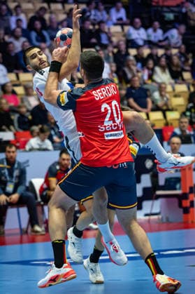 HERNING, DENMARK - JANUARY 15: Uros Kojadinovic (Serbia, 15) against Abel Serdio Guntin (Spain, 20) during the EHF EURO 2026 match between Spain vs Serbia at Jyske Bank Boxen Arena on matchday 1 of the Group Matches Group A on January 15, 2026 in Herning, Denmark. Midtjylland Denmark Copyright: xMarioxM.xKobergx
