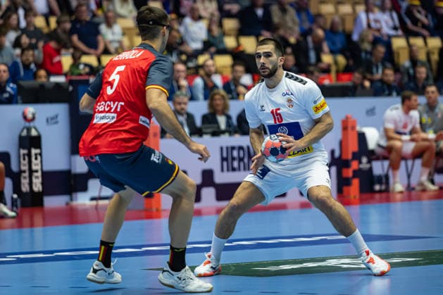 HERNING, DENMARK - JANUARY 15: Antonio Serradilla Cuenca (Spain, 05) against Uros Kojadinovic (Serbia, 15) during the EHF EURO 2026 match between Spain vs Serbiaat Jyske Bank Boxen Arena on matchday 1 of the Group Matches Group A on January 15, 2026 in Herning, Denmark. Midtjylland Denmark Copyright: xMarioxM.xKobergx
