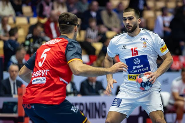 HERNING, DENMARK - JANUARY 15: Antonio Serradilla Cuenca (Spain, 05) against Uros Kojadinovic (Serbia, 15) during the EHF EURO 2026 match between Spain vs Serbia at Jyske Bank Boxen Arena on matchday 1 of the Group Matches Group A on January 15, 2026 in Herning, Denmark. Midtjylland Denmark Copyright: xMarioxM.xKobergx