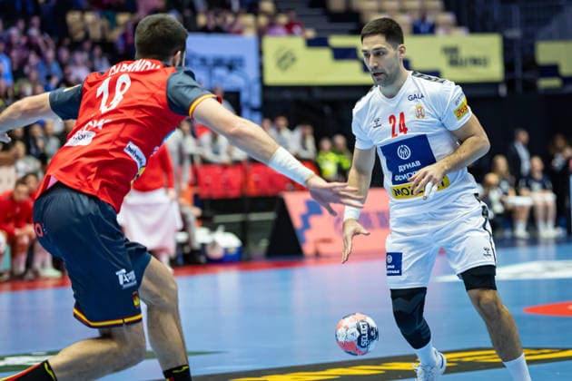 HERNING, DENMARK - JANUARY 15: Imanol Garciandia Alustiza (Spain, 18) against Lazar Kukic (Serbia, 24) during the EHF EURO 2026 match between Spain vs Serbia at Jyske Bank Boxen Arena on matchday 1 of the Group Matches Group A on January 15, 2026 in Herning, Denmark. Midtjylland Denmark Copyright: xMarioxM.xKobergx