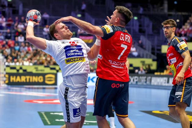 15 01 2026, Handball, Men s EHF EURO 2026, Spain Serbia, Jyske Bank Boxing in Herning, Denmark, Preliminary Round Dragan Pechmalbec Serbia 46 in a duel against Jan Gurri Aregay Espania 07 Denmark
