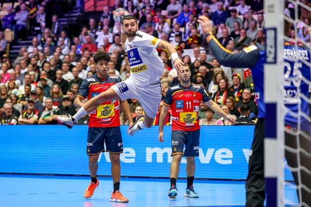 15 01 2026, Handball, Men s EHF EURO 2026, Spain Serbia, Jyske Bank Boxing in Herning, Denmark, Preliminary Round Vanja Ilic Serbia 21 throws on the goal of Sergey Hernandez Ferrer Espania 25 Denmark