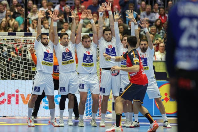 Spain Serbia, EHF EURO 2026 Imanol Garciandia Alustiza Spain, 18 tries to convert a direct free throw Handball EHF European Championship, International match between Spain and Serbia on January 15, 2026 in Herning Denmark , Herning Denmark Jyske Bank Boxing