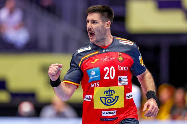 15 01 2026, Handball, Men s EHF EURO 2026, Spain Serbia, Jyske Bank Boxing in Herning, Denmark, Preliminary Round Abel Serdio Guntin Espania 20 cheering Denmark