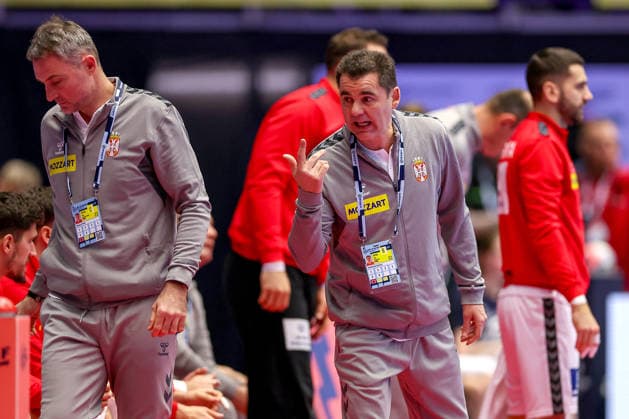 15 01 2026, Handball, Men s EHF EURO 2026, Spain Serbia, Jyske Bank Boxing in Herning, Denmark, Preliminary Round Headcoach Raul Gonzalez Gutierezz Serbia hc gesticulating on the sidelines Denmark