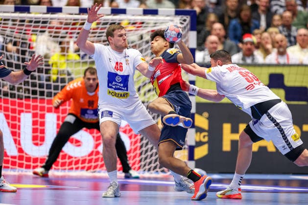 15 01 2026, Handball, Men s EHF EURO 2026, Spain Serbia, Jyske Bank Boxing in Herning, Denmark, Preliminary Round Dragan Pechmalbec Serbia 46 and Mijajlo Marsenic Serbia 93 in a duel against Marcos Fis Ballester Espania 22 Denmark