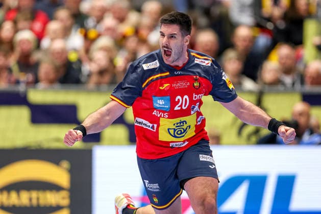 15 01 2026, Handball, Men s EHF EURO 2026, Spain Serbia, Jyske Bank Boxing in Herning, Denmark, Preliminary Round Abel Serdio Guntin Espania 20 cheering Denmark