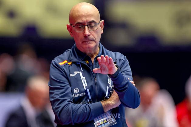 15 01 2026, Handball, Men s EHF EURO 2026, Spain Serbia, Jyske Bank Boxen in Herning, Denmark, Preliminary Round Headcoach Jordi Ribera Romans Espania hc gesticulating on the sidelines Denmark