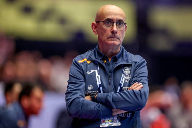 15 01 2026, Handball, Men s EHF EURO 2026, Spain Serbia, Jyske Bank Boxen in Herning, Denmark, Preliminary Round Headcoach Jordi Ribera Romans Espania hc gesticulating on the sidelines Denmark