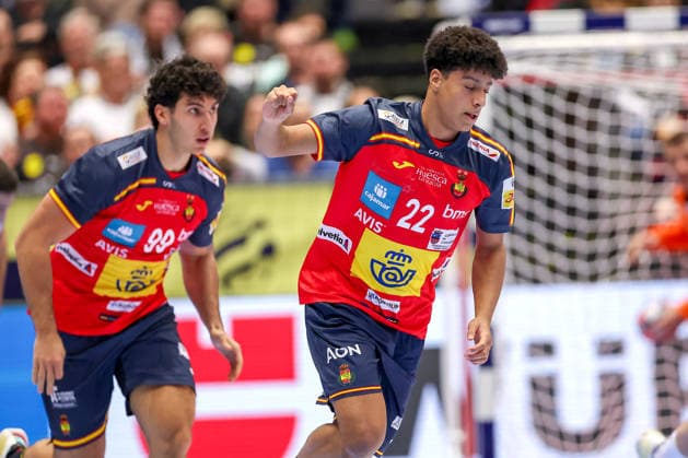 15 01 2026, Handball, Men s EHF EURO 2026, Spain Serbia, Jyske Bank Boxen in Herning, Denmark, Preliminary Round Javier Rodriguez Moreno Espania 99 Marcos Fis Ballester Espania 22 Denmark