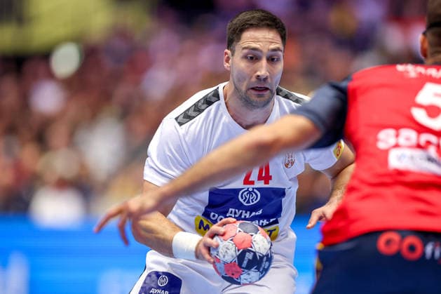 15 01 2026, Handball, Men s EHF EURO 2026, Spain Serbia, Jyske Bank Boxing in Herning, Denmark, Preliminary Round Lazar Kukic Serbia 24 in duel against Antonio Serradilla Cuenca Espania 05 Denmark