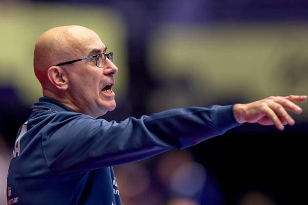 15 01 2026, Handball, Men s EHF EURO 2026, Spain Serbia, Jyske Bank Boxen in Herning, Denmark, Preliminary Round Headcoach Jordi Ribera Romans Espania hc gesticulating on the sidelines Denmark