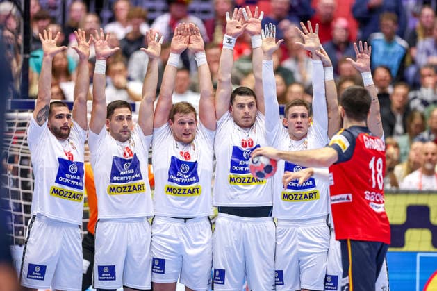 15 01 2026, Handball, Men s EHF EURO 2026, Spain Serbia, Jyske Bank Boxing in Herning, Denmark, Preliminary Round Free throw Imanol Garciandia Alustiza Espania 18 Wall Uros Kojadinovic Serbia 15 Lazar Kukic Serbia 24 Dragan Pechmalbec Serbia 46 Denmark