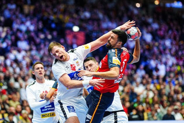 Stefan Dodic (Serbien, 40), Agustin Casado (Spanien, 08) DEN, Spanien vs. Serbien, Handball, EHF Europameisterschaft 2026, Gruppe A, Spieltag 1, 15.01.2026 DEN, Spanien vs. Serbien, Handball, EHF Europameisterschaft 2026, Gruppe A, Spieltag 1, 15.01.2026 Herning *** Stefan Dodic Serbia, 40 , Agustin Casado Spain, 08 DEN, Spain vs Serbia, Handball, EHF European Championship 2026, Group A, Matchday 1, 15 01 2026 DEN, Spain vs Serbia, Handball, EHF European Championship 2026, Group A, Matchday 1, 15 01 2026 Herning Copyright: xEibner-Pressefoto MarcelxvonxFehrnx EP_MFN
