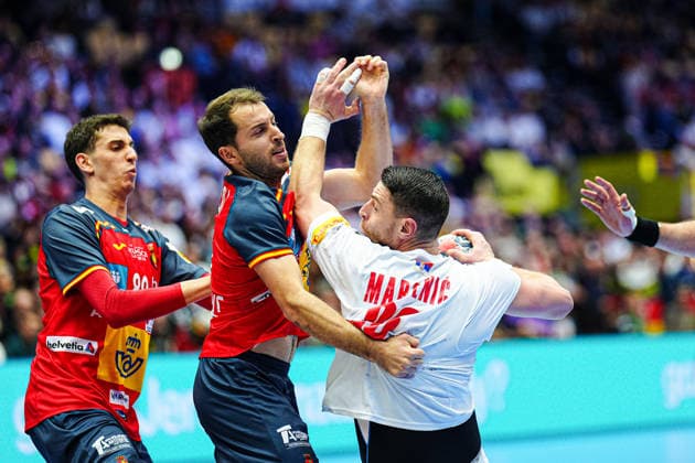Kauldi Odriozola Spain, 11 , Mijajlo Marsenic Serbia, 93 DEN, Spain vs Serbia, Handball, EHF European Championship 2026, Group A, Matchday 1, 15 01 2026 DEN, Spain vs Serbia, Handball, EHF European Championship 2026, Group A, Matchday 1, 15 01 2026 Herning Copyright: xEibner-Pressefoto MarcelxvonxFehrnx EP_MFN