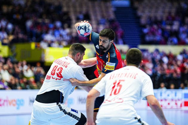 Mijajlo Marsenic Serbia, 93 , Agustin Casado Spain, 08 DEN, Spain vs Serbia, Handball, EHF European Championship 2026, Group A, Matchday 1, 15 01 2026 DEN, Spain vs Serbia, Handball, EHF European Championship 2026, Group A, Matchday 1, 15 01 2026 Herning Copyright: xEibner-Pressefoto MarcelxvonxFehrnx EP_MFN