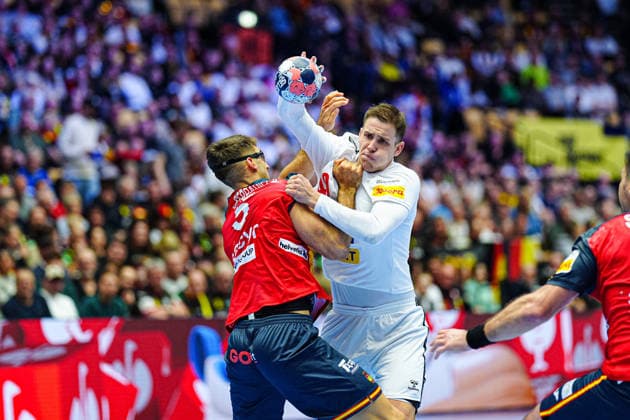 Antonio Serradilla Spain, 05 , Stefan Dodic Serbia, 40 DEN, Spain vs Serbia, Handball, EHF European Championship 2026, Group A, Matchday 1, 15 01 2026 DEN, Spain vs Serbia, Handball, EHF European Championship 2026, Group A, Matchday 1, 15 01 2026 Herning Copyright: xEibner-Pressefoto MarcelxvonxFehrnx EP_MFN