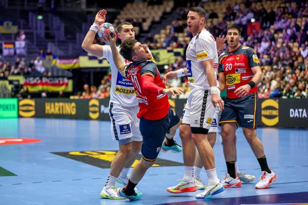 15 01 2026, Handball, Men s EHF EURO 2026, Spain Serbia, Jyske Bank Boxen in Herning, Denmark, Preliminary Round Foul Uros Borzas Serbia 13 on Alex Dujshebaev Dovichebaeva Espania 10 Denmark