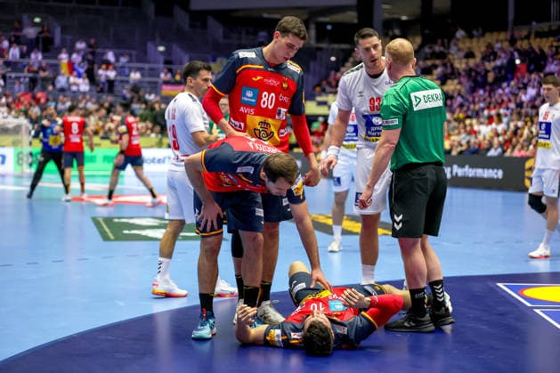 15 01 2026, Handball, Men s EHF EURO 2026, Spain Serbia, Jyske Bank Boxing in Herning, Denmark, Preliminary Round Alex Dujshebaev Dovichebaeva Espania 10 lies in pain on the pitch Denmark
