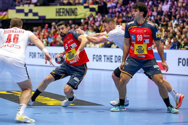 15 01 2026, Handball, Men s EHF EURO 2026, Spain Serbia, Jyske Bank Boxing in Herning, Denmark, Preliminary Round Agustin Casado Marcelo Espania 08 in a duel against Mijajlo Marsenic Serbia 93 Denmark