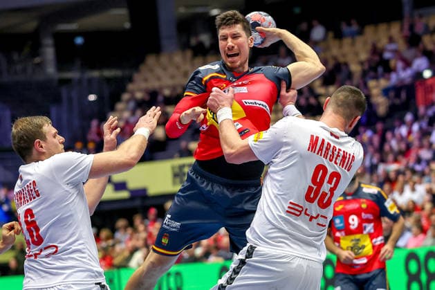 15 01 2026, Handball, Men s EHF EURO 2026, Spain Serbia, Jyske Bank Boxing in Herning, Denmark, Preliminary Round Dragan Pechmalbec Serbia 46 and Mijajlo Marsenic Serbia 93 in a duel against Alex Dujshebaev Dovichebaeva Espania 10 Denmark