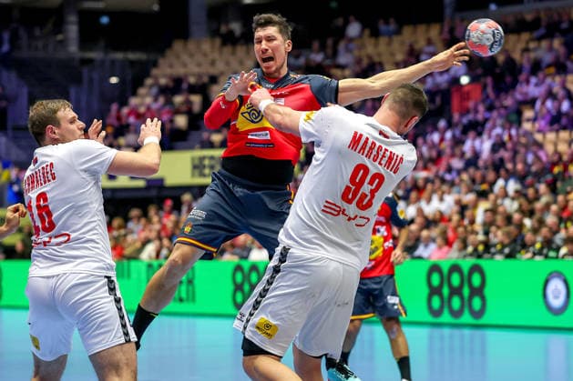 15 01 2026, Handball, Men s EHF EURO 2026, Spain Serbia, Jyske Bank Boxing in Herning, Denmark, Preliminary Round Dragan Pechmalbec Serbia 46 and Mijajlo Marsenic Serbia 93 in a duel against Alex Dujshebaev Dovichebaeva Espania 10 Denmark