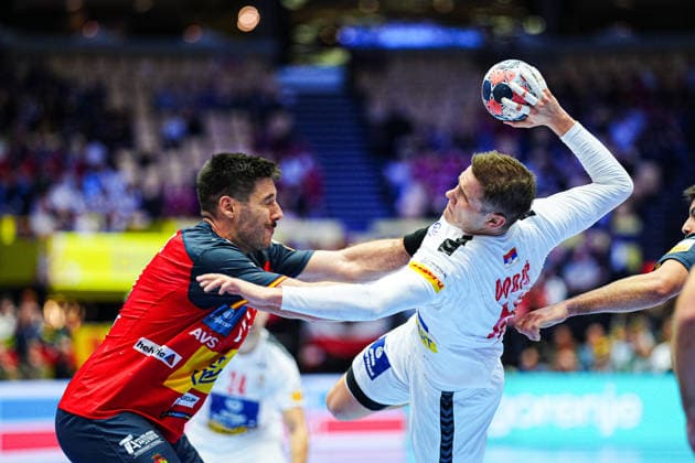 Abel Serdio Spain, 20 , Dragan Pechmalbec Serbia, 46 DEN, Spain vs Serbia, Handball, EHF European Championship 2026, Group A, Matchday 1, 15 01 2026 DEN, Spain vs Serbia, Handball, EHF European Championship 2026, Group A, Matchday 1, 15 01 2026 Herning Copyright: xEibner-Pressefoto MarcelxvonxFehrnx EP_MFN