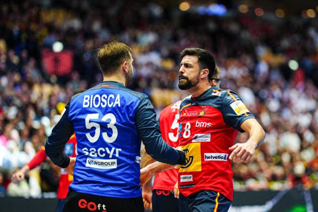 Goal celebration Ignacio Biosca Spain, 53 and Ian Tarrafeta Spain, 09 DEN, Spain vs Serbia, Handball, EHF European Championship 2026, Group A, Matchday 1, 15 01 2026 DEN, Spain vs Serbia, Handball, EHF European Championship 2026, Group A, Matchday 1, 15 01 2026 Herning Copyright: xEibner-Pressefoto MarcelxvonxFehrnx EP_MFN