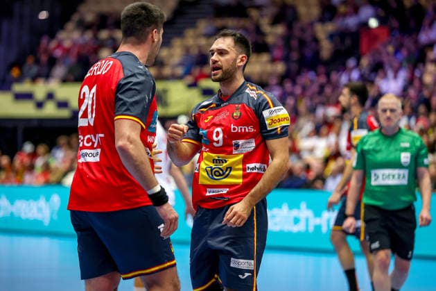 15 01 2026, Handball, Men s EHF EURO 2026, Spain Serbia, Jyske Bank Boxing in Herning, Denmark, Preliminary Round Abel Serdio Guntin Espania 20 next to Ian Tarrafeta Serrano Espania 09 Denmark