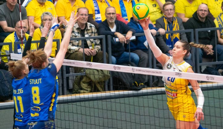 15 1 2026, Volleyball, Women, CEV Zeren Champions League Volley 2025 26, Preliminary round, Group E, Matchday 4, SSC Palmberg Schwerin VC Maritza Plovdiv Anne Hölzig SSC Palmberg Schwerin, left and Britte Stuut SSC Palmberg Schwerin, center against Iva Dudova VC Maritza Plovdiv, right Schwerin Palmberg Arena Mecklenburg Western Pomerania Germany