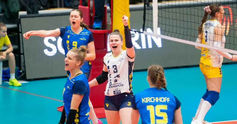 15 1 2026, Volleyball, Women, CEV Zeren Champions League Volley 2025 26, Preliminary round, Group E, Matchday 4, SSC Palmberg Schwerin VC Maritza Plovdiv The players of SSC Palmberg Schwerin cheer Florien Reesink SSC Palmberg Schwerin, center Schwerin Palmberg Arena Mecklenburg-Vorpommern Germany