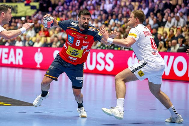 15 01 2026, Handball, Men s EHF EURO 2026, Spain Serbia, Jyske Bank Boxing in Herning, Denmark, Preliminary Round Agustin Casado Marcelo Espania 08 in a duel against Mijajlo Marsenic Serbia 93 Dragan Pechmalbec Serbia 46 Denmark