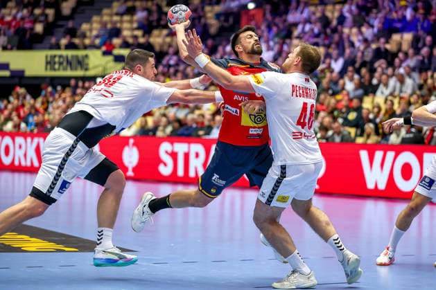 15 01 2026, Handball, Men s EHF EURO 2026, Spain Serbia, Jyske Bank Boxing in Herning, Denmark, Preliminary Round Agustin Casado Marcelo Espania 08 in a duel against Mijajlo Marsenic Serbia 93 Dragan Pechmalbec Serbia 46 Denmark