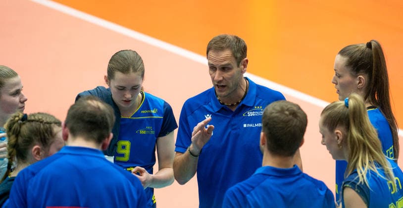 15 1 2026, Volleyball, Women, CEV Zeren Champions League Volley 2025 26, Preliminary round, Group E, Matchday 4, SSC Palmberg Schwerin VC Maritza Plovdiv Coach Felix Koslowski SSC Palmberg Schwerin, center gives instructions to his players Schwerin Palmberg Arena Mecklenburg-Vorpommern Germany