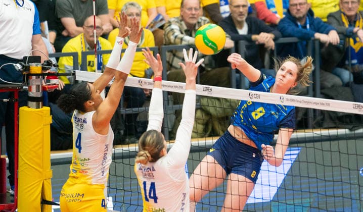 15 1 2026, Volleyball, Women, CEV Zeren Champions League Volley 2025 26, Preliminary round, Group E, Matchday 4, SSC Palmberg Schwerin VC Maritza Plovdiv Britte Stuut SSC Palmberg Schwerin, right against Vanessa Agbortabi VC Maritza Plovdiv, left and Borislava Saykova VC Maritza Plovdiv, center Schwerin Palmberg Arena Mecklenburg-Vorpommern Germany