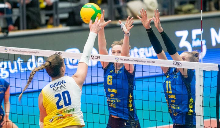 15 1 2026, Volleyball, Women, CEV Zeren Champions League Volley 2025 26, Preliminary round, Group E, Matchday 4, SSC Palmberg Schwerin VC Maritza Plovdiv Iva Dudova VC Maritza Plovdiv, left against Britte Stuut SSC Palmberg Schwerin, center and Anne Hölzig SSC Palmberg Schwerin, right Schwerin Palmberg Arena Mecklenburg Western Pomerania Germany