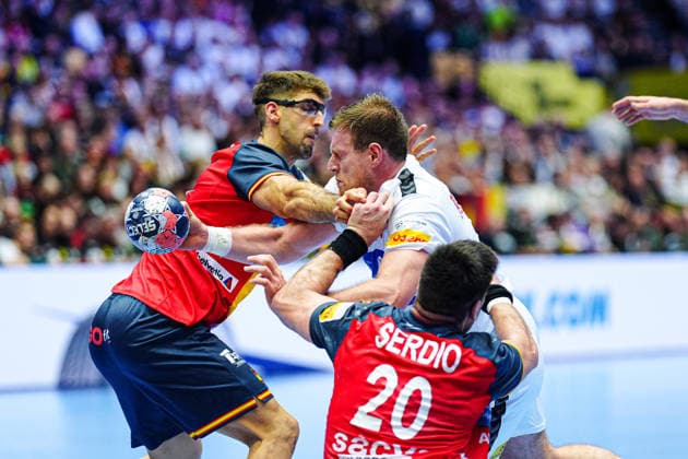 Antonio Serradilla Spain, 05 , Dragan Pechmalbec Serbia, 46 , Abel Serdio Spain, 20 DEN, Spain vs Serbia, Handball, EHF European Championship 2026, Group A, Matchday 1, 15 01 2026 DEN, Spain vs Serbia, Handball, EHF European Championship 2026, Group A, Matchday 1, 15 01 2026 Herning Copyright: xEibner-Pressefoto MarcelxvonxFehrnx EP_MFN