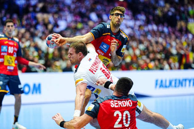 Antonio Serradilla Spain, 05 , Dragan Pechmalbec Serbia, 46 , Abel Serdio Spain, 20 DEN, Spain vs Serbia, Handball, EHF European Championship 2026, Group A, Matchday 1, 15 01 2026 DEN, Spain vs Serbia, Handball, EHF European Championship 2026, Group A, Matchday 1, 15 01 2026 Herning Copyright: xEibner-Pressefoto MarcelxvonxFehrnx EP_MFN