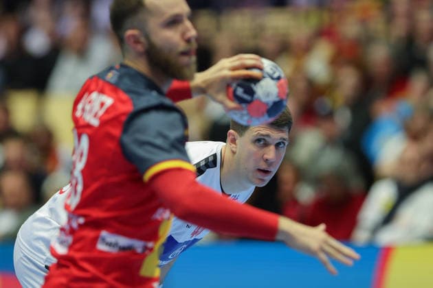 Spain Serbia, EHF EURO 2026 Stefan Dodic Serbia, 40 watches Aleix Gomez Abello Spain, 28 during his seven-meter penalty execution Handball EHF European Championship, international match between Spain and Serbia on January 15, 2026 in Herning Denmark , Herning Denmark Jyske Bank Boxing