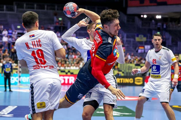 15 01 2026, Handball, Men s EHF EURO 2026, Spain Serbia, Jyske Bank Boxing in Herning, Denmark, Preliminary Round Nemanja Ilic Serbia 19 in duel against Alex Dujshebaev Dovichebaeva Espania 10 Denmark