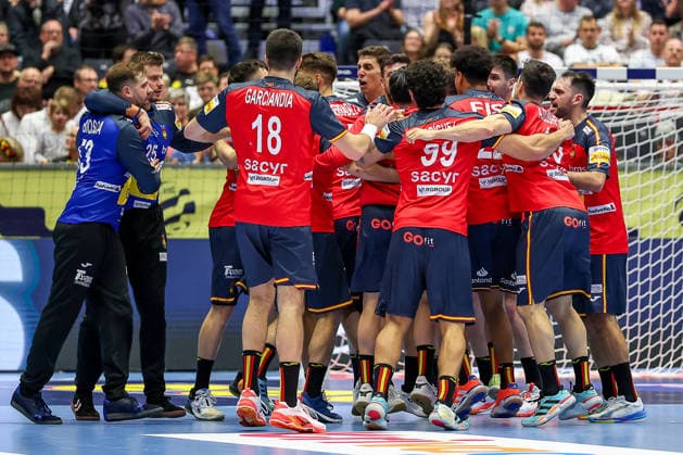 15 01 2026, Handball, Men s EHF EURO 2026, Spain Serbia, Jyske Bank Boxen in Herning, Denmark, Preliminary Round Closing cheers after Spains victory against Serbia Denmark